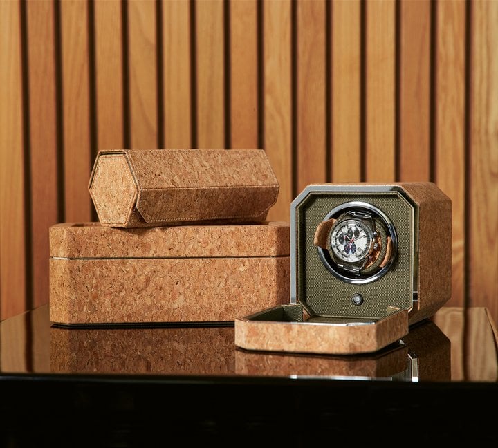 Built with the advanced technology of WOLF's patented innovation, Turns Per Day, the pre-programmed watch winder is set to 900 turns per day. It's bi-directional and features a lock-in dynamic cuff, ensuring a secure fit in the rotator drum whilst winding. 