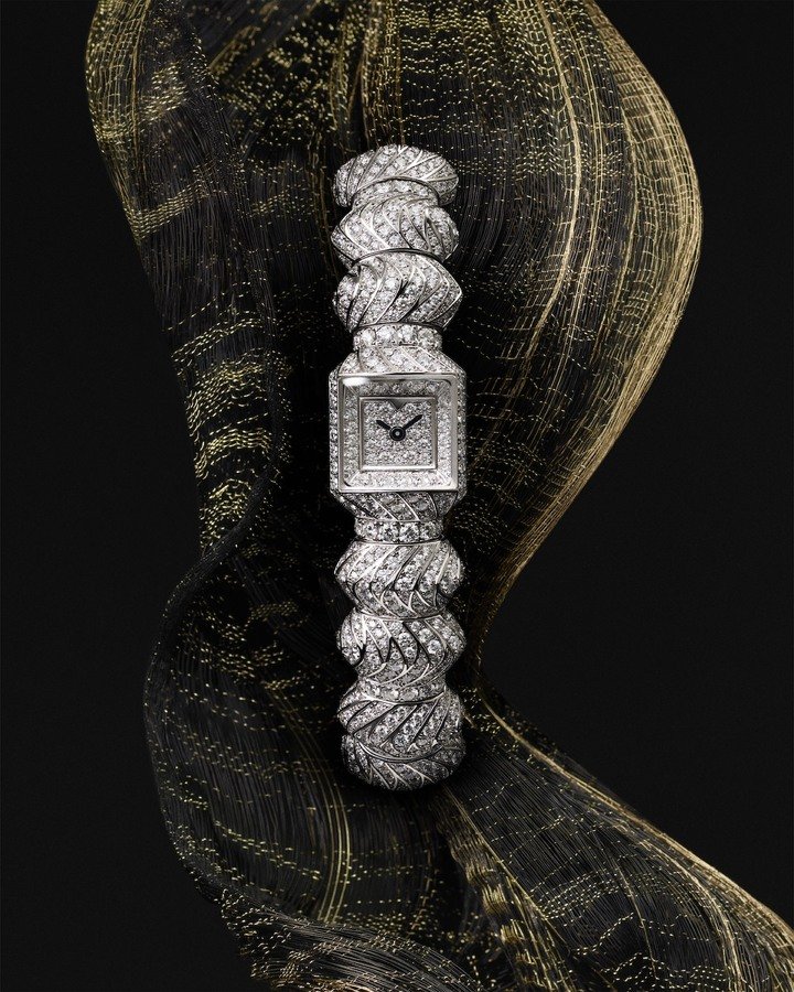 Myst de Cartier, a new shaped watch with a singular aesthetic. Devoid of any clasp, the creation evokes a trompe-l'œil bracelet. It embodies the Maison's founding connection between jewellery and watchmaking.