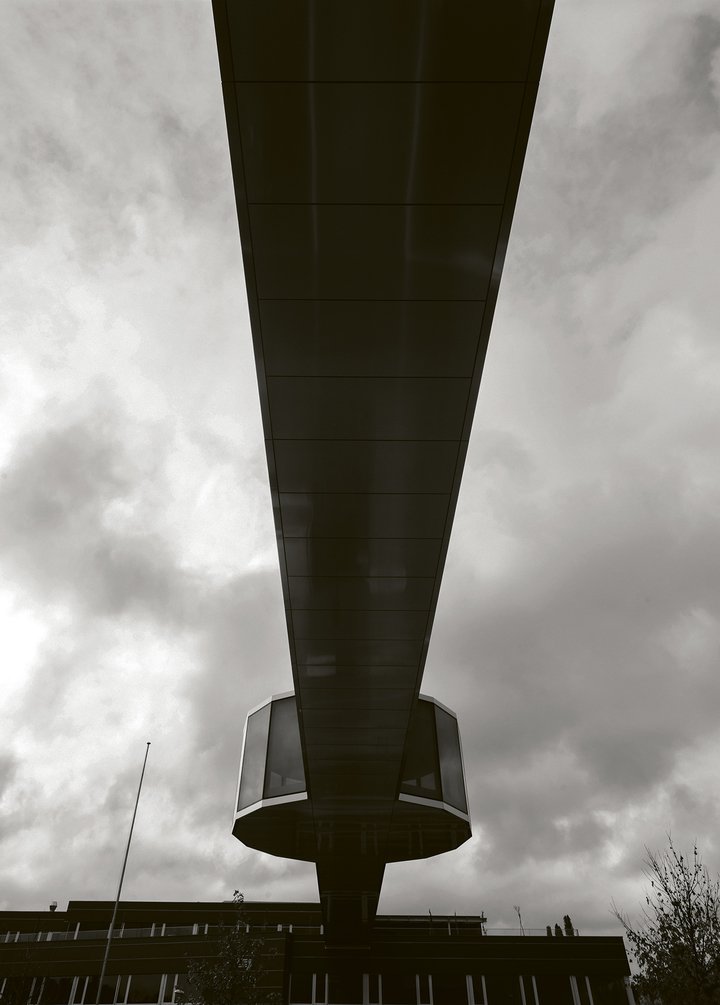 Symbolic of its position within the industry, the Sellita factories stand sentinel on the road that leads from La Chaux-de-Fonds to Le Locle. Connected by a glass walkway in the shape of a watch, they house departments for subassembly, jewelling, final assembly, casing, logistics and inventory, and are also home to Sellita Engineering which develops machinery and assembly lines.